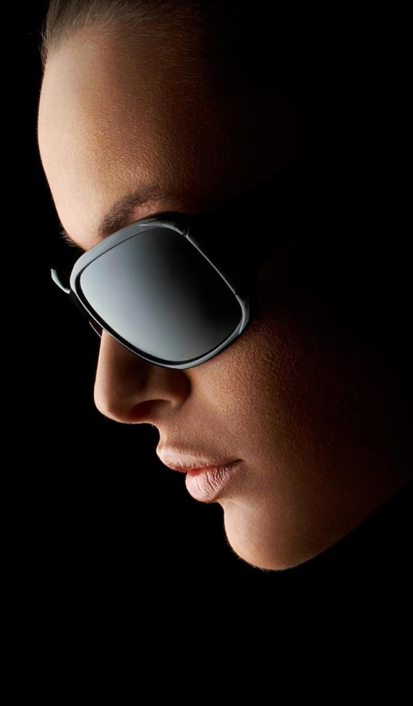 Девушка в темных очках