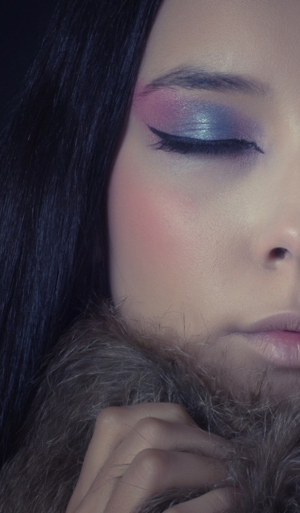 На девушке мягкий меховой воротник