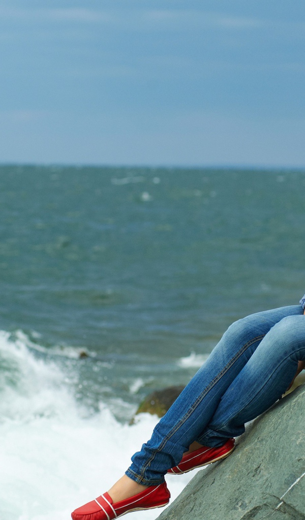 Таля в джинсах на берегу