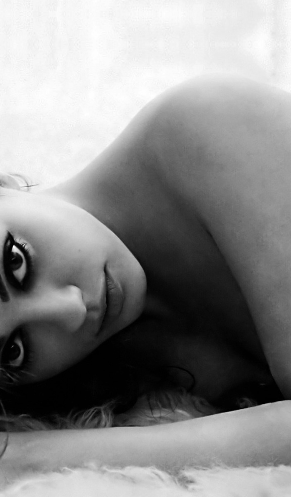 Девушка лежит на ковре