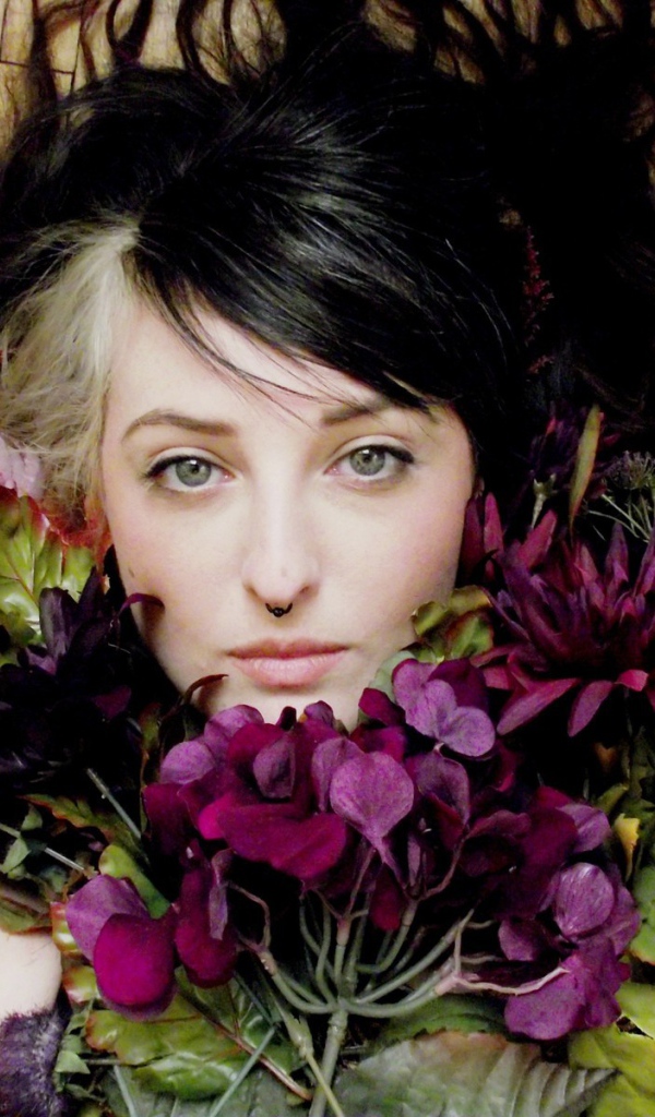 девушка с пирсингом с цветами