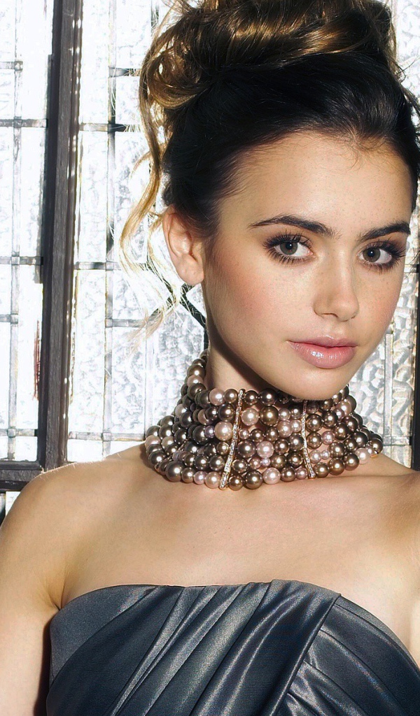 девушка у двери