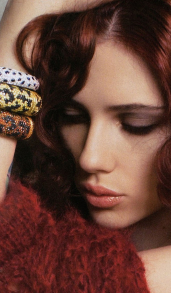 Актриса с браслетом на руке