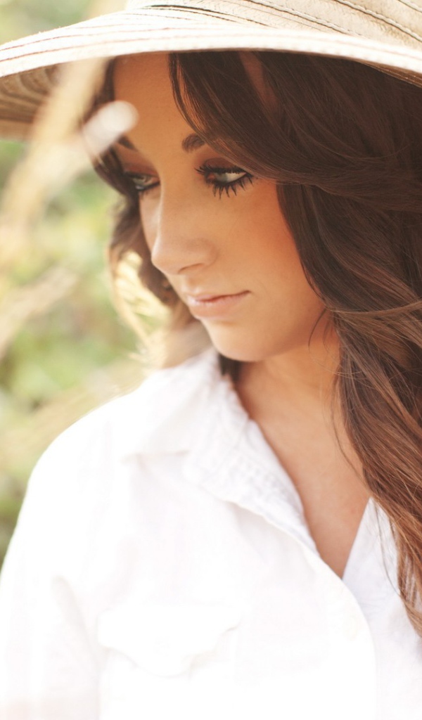 Брюнетка в широкополой шляпе