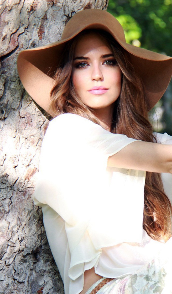 Клара сидит у дерева