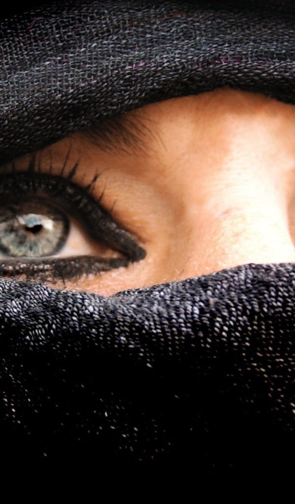 Лицо закрытое платком