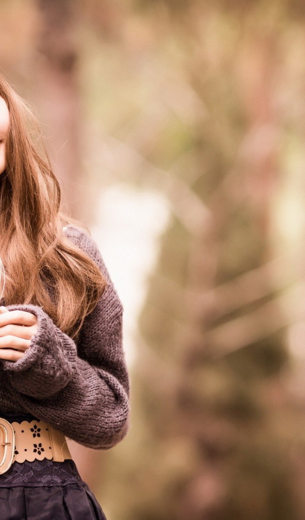 Девочка в свитере на природе