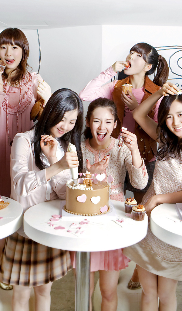 Японские девушки едят торт