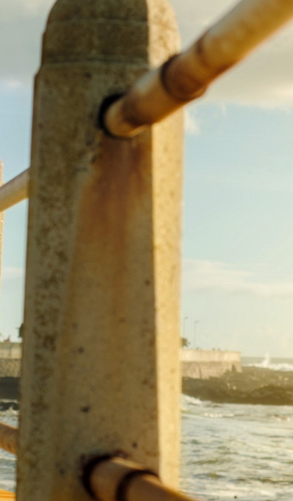 Модель в джинсах