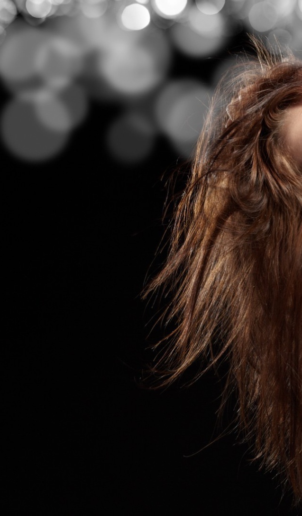 Модель с распущенными волосами