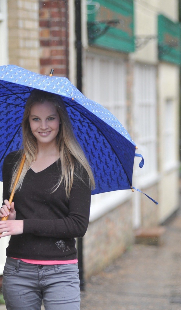 Модель с синим зонтом