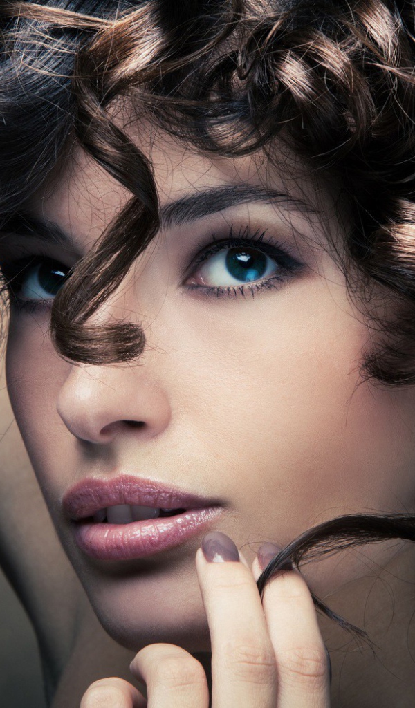 Модель с кудрявыми волосами