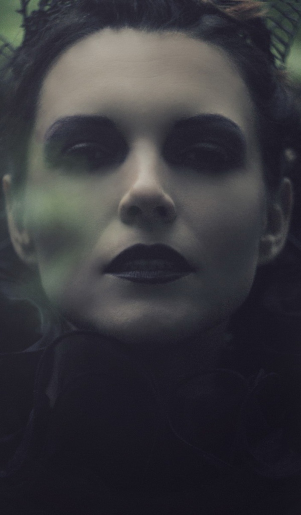 Модель с перьями