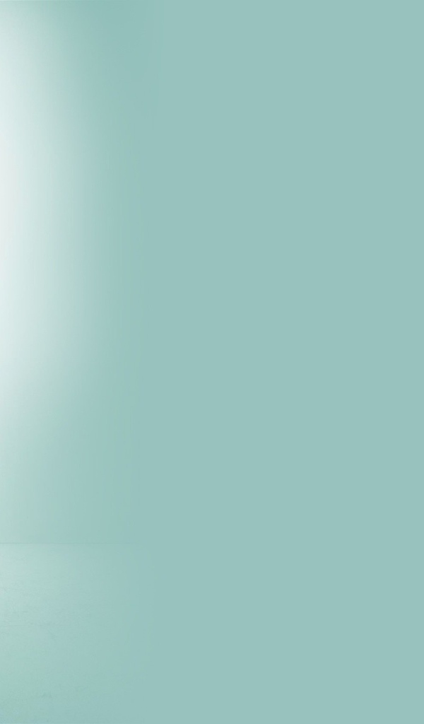 Оливия у белой стены