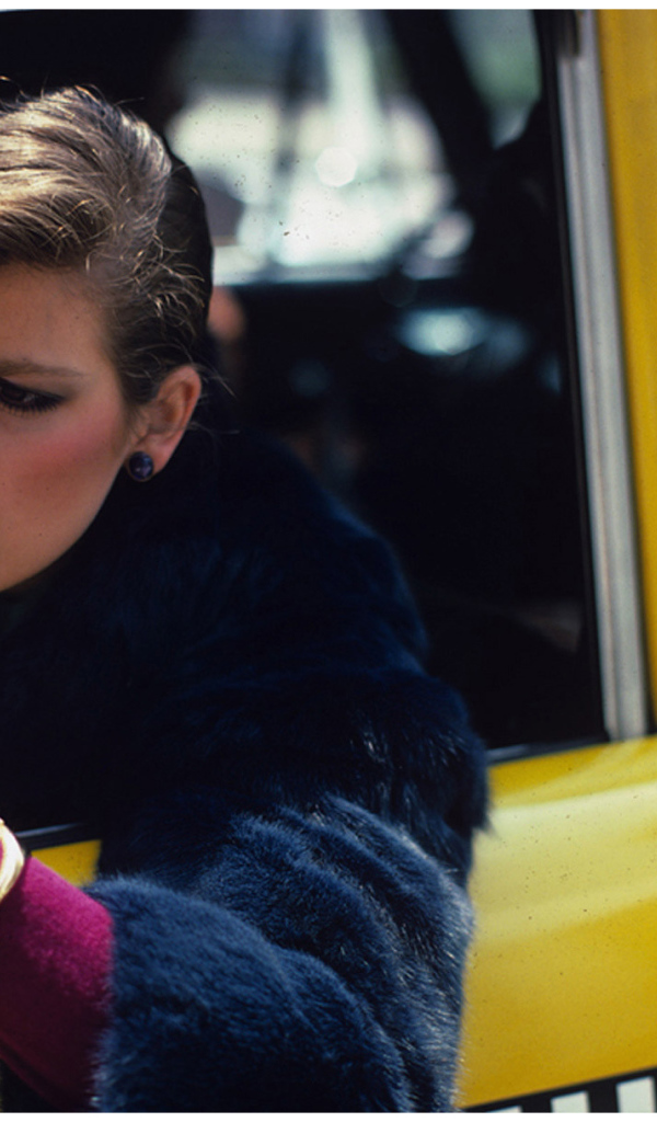 Фотография девушки в такси