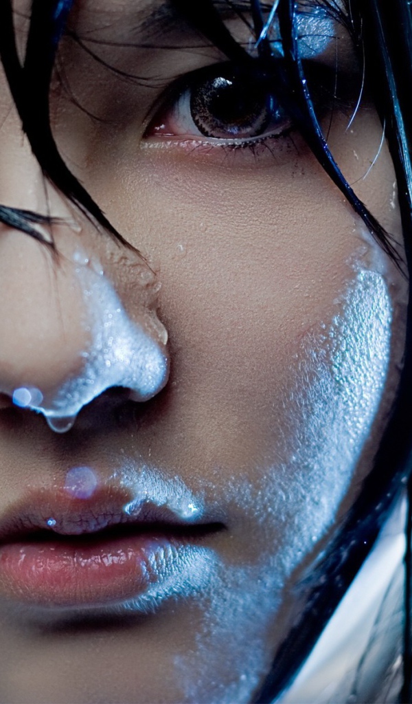 Портрет мокрой брюнетки