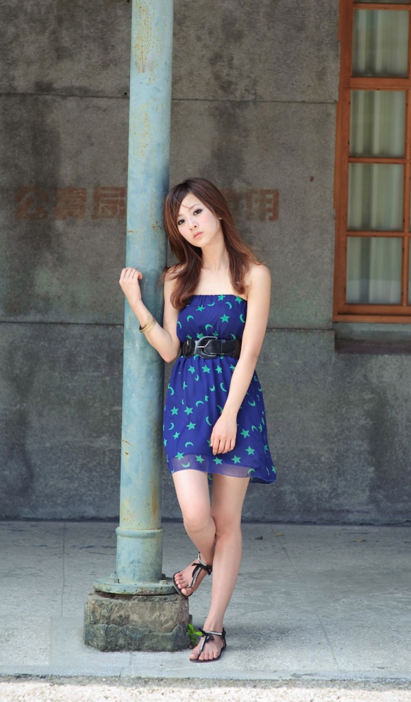 Девушка у столба