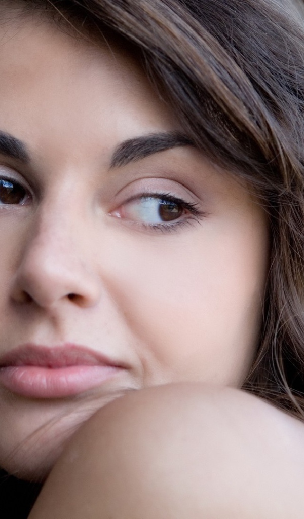 Девушка прижалась к забору