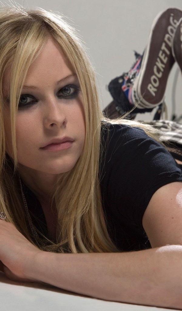 Эврил лежит на животе