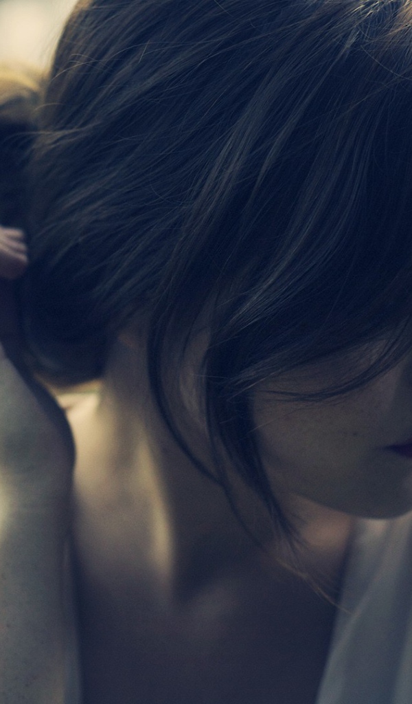 Девушка поправляет волосы