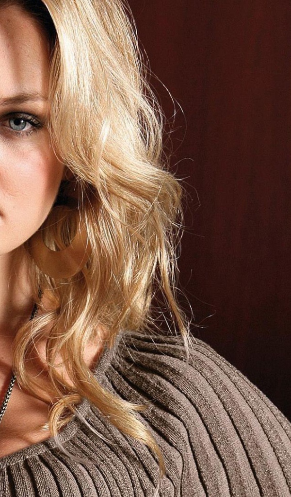 Модель с браслетом на руке