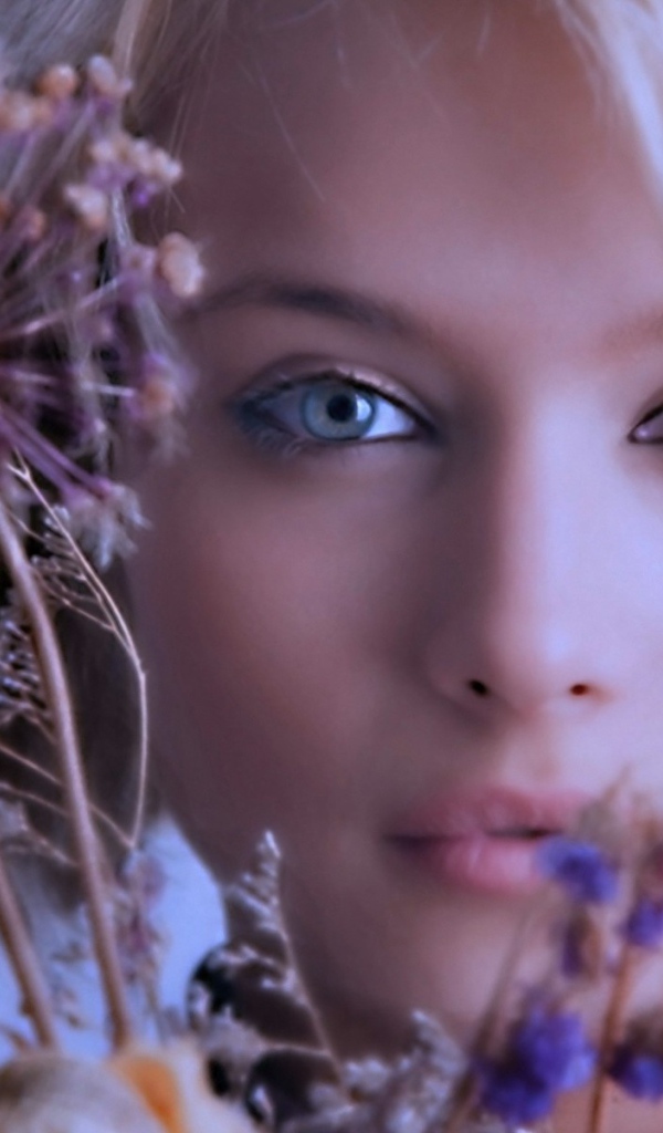 Модель с голубыми глазами