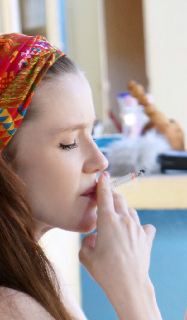 Девушка с телефоном набирает номер