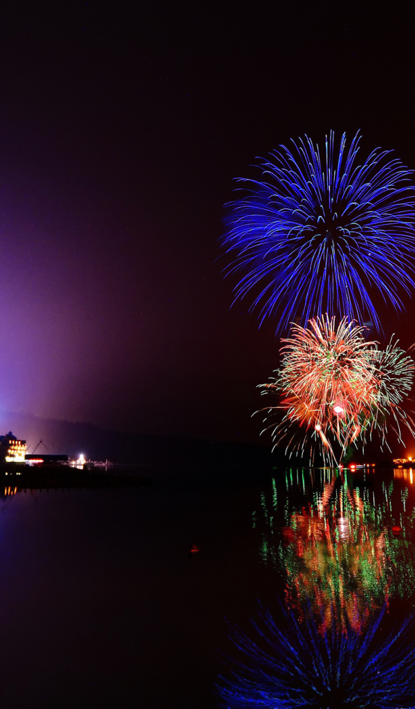 Праздничный фейерверк над рекой