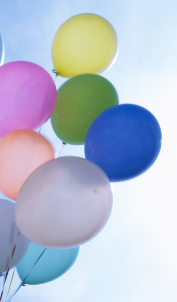 Шары на фоне неба на день рождения