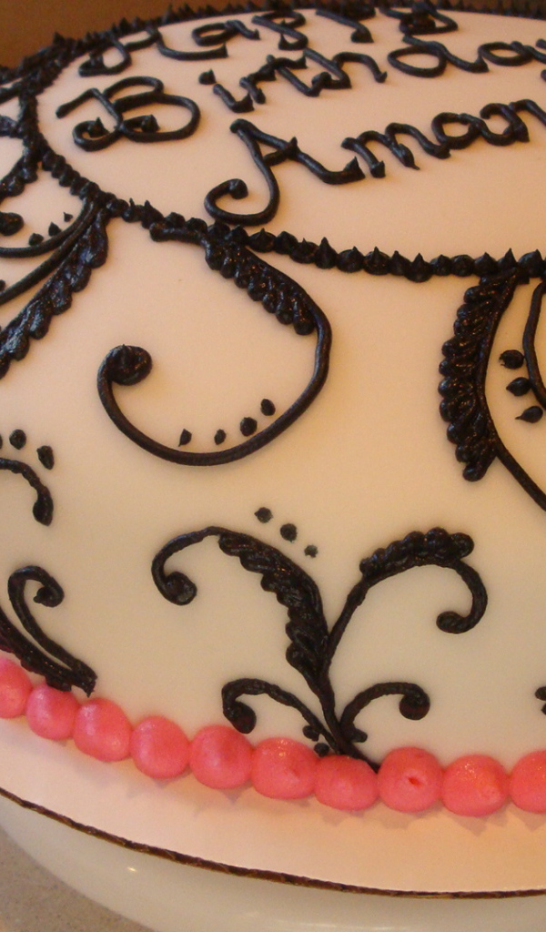 Красивый торт с шоколадным рисунком на день рождения
