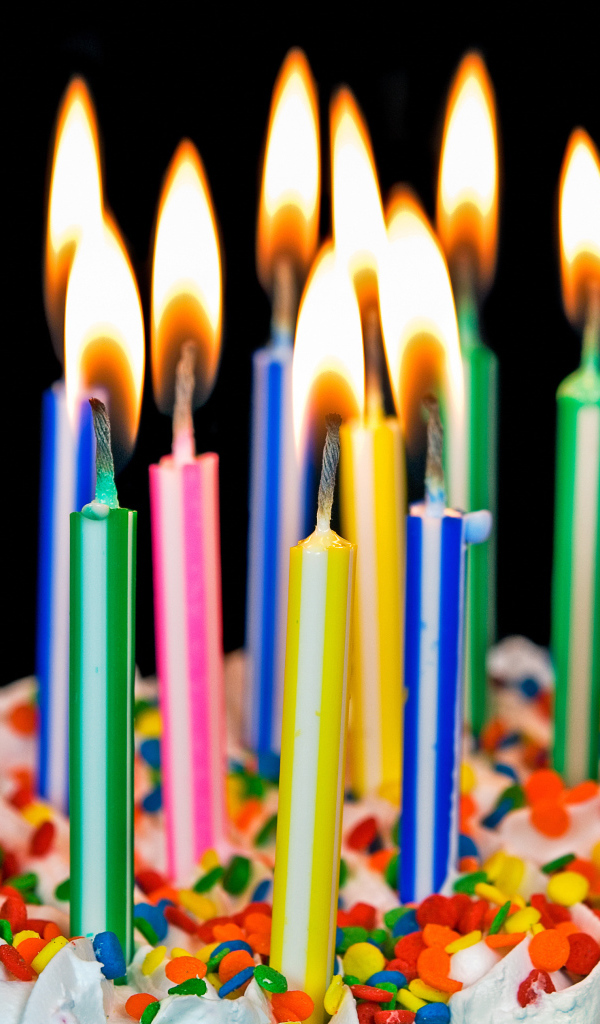 Разноцветные яркие свечи на день рождения