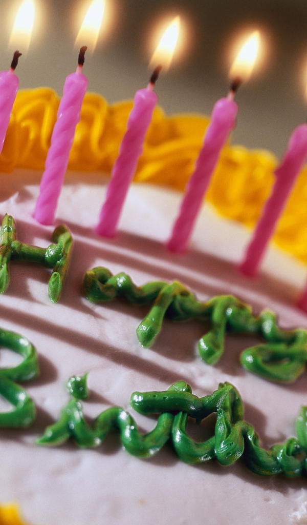 Торт с зелёной надписью на день рождения