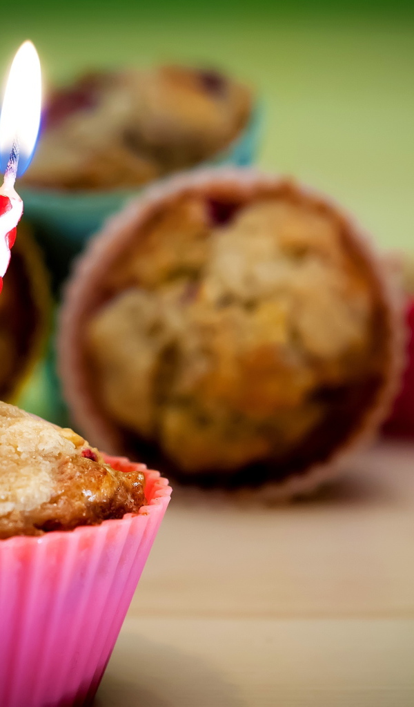 Кекс со свечой на день рождения