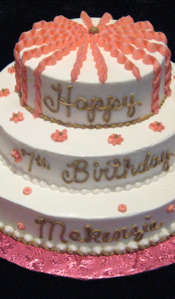  Вкусный торт ко дню рождения на черном фоне