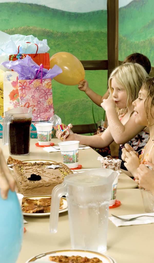 Праздничный стол с гостями на день рождения