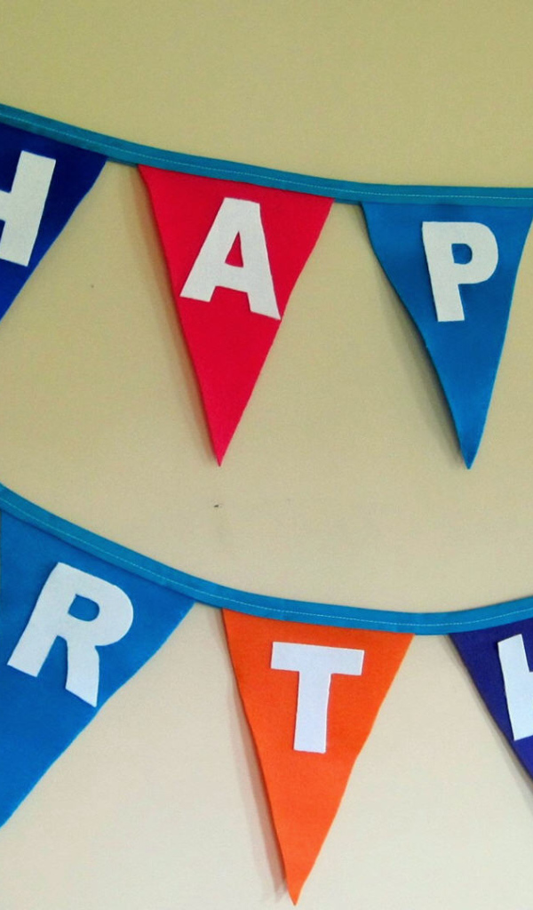 Флажки на стене на день рождения