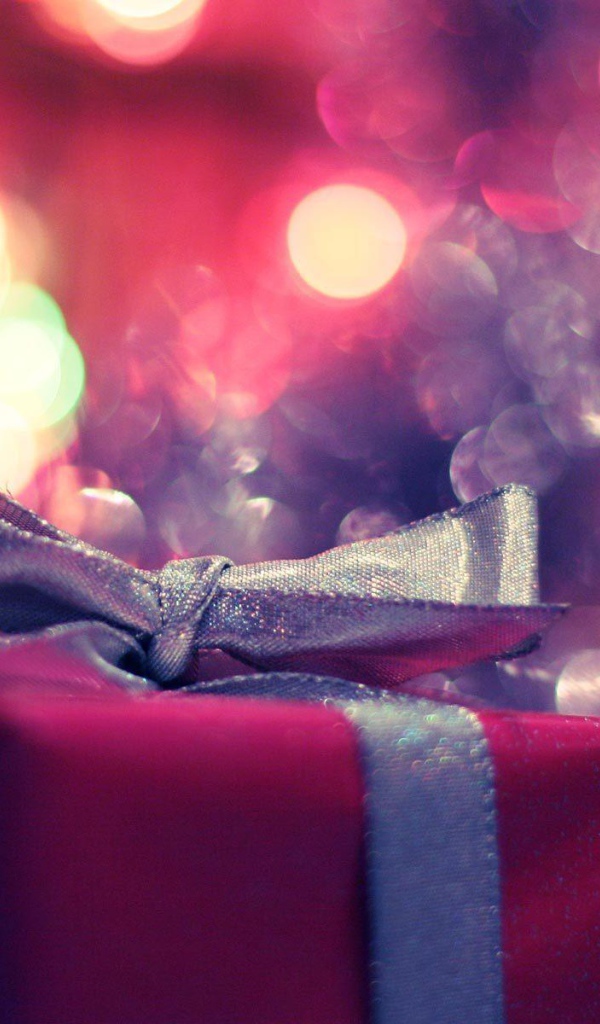 Подарок в красной обёртке  на день рождения