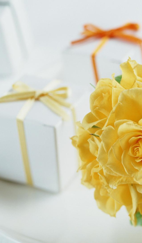 Подарки и жёлтые розы на день рождения