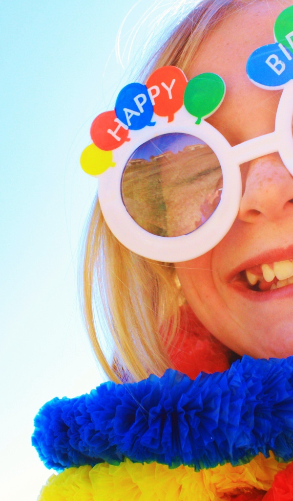 Девочка в смешных очках на день рождения