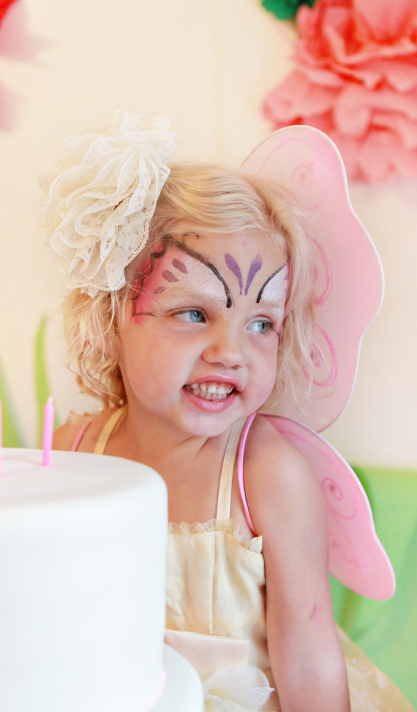 Счастливая девочка на день рождения