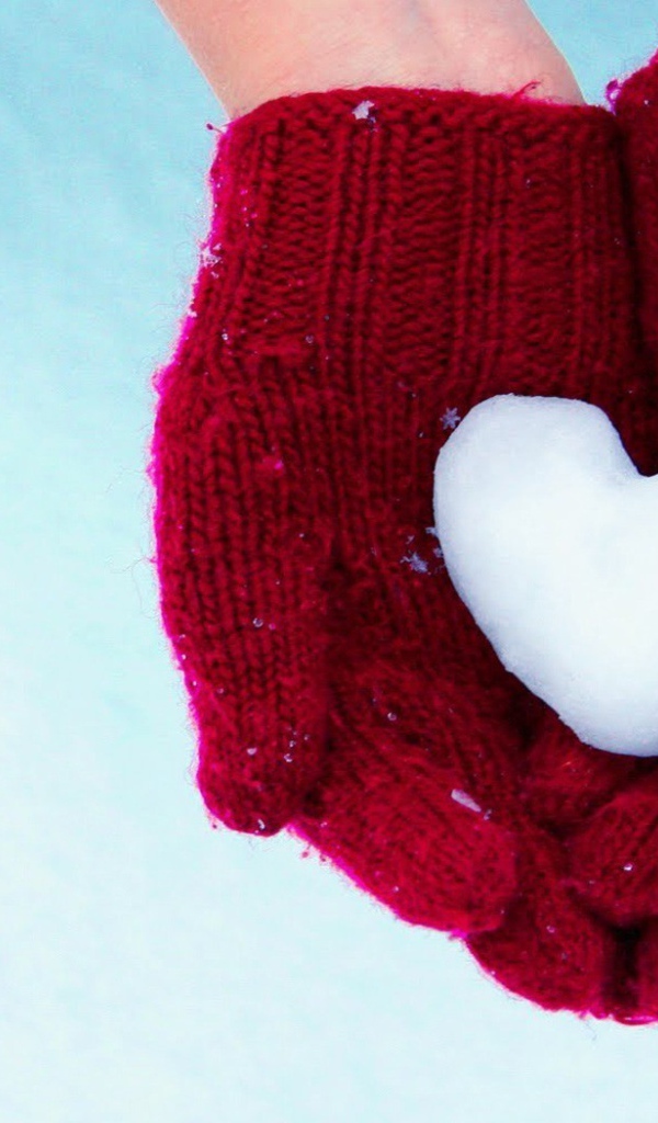 Сердечко из снега