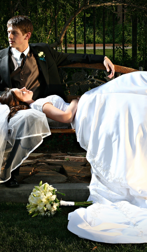 Молодожены на скамейке