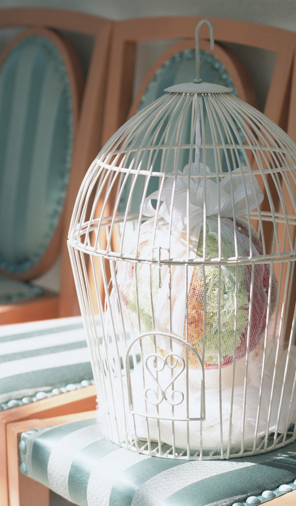 Свадебный подарок в белой клетке