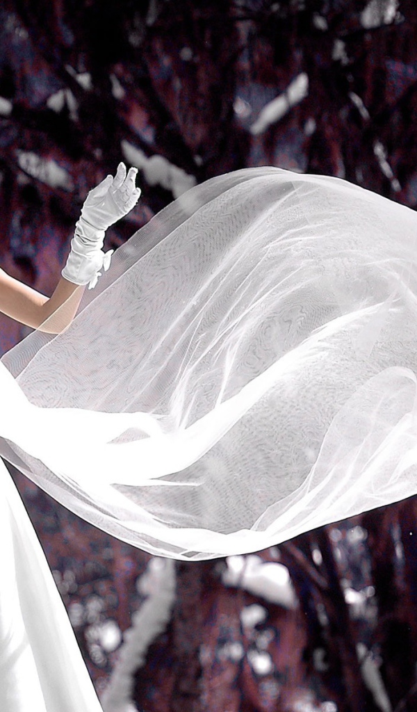 Невеста в свадебном платье на снегу