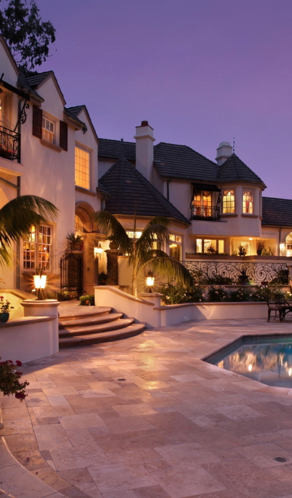 Дом с бассейном