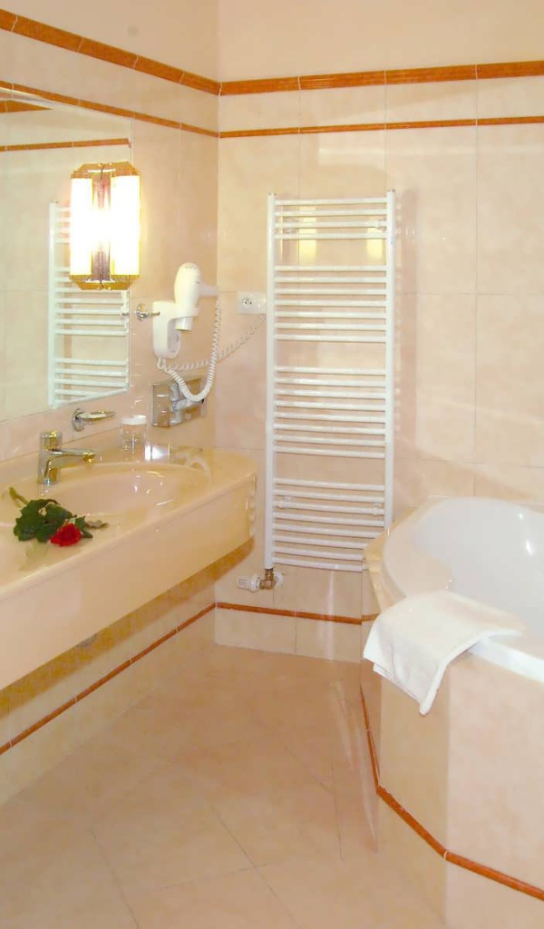 Интерьер кремовой ванной комнаты