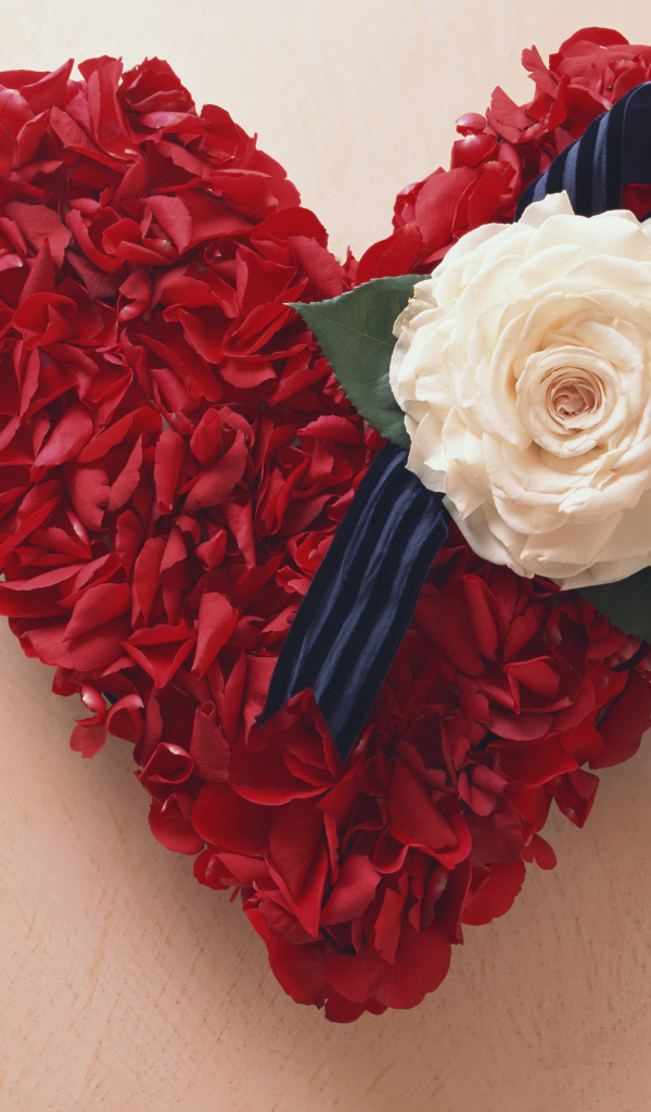 Сердечко из лепестков