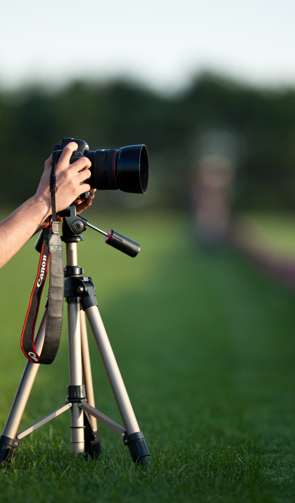 Мужчина делает фотоснимок