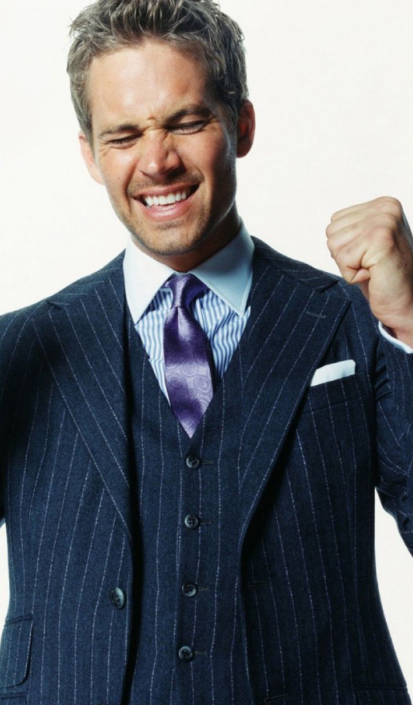 Известный актер Пол Уокер в красивом костюме