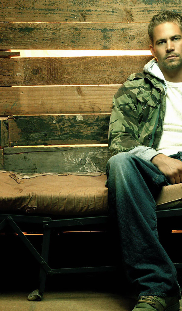 Известный актер Пол Уокер отдыхает на скамейке